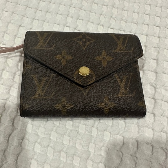 Louis Vuitton - Picture 1 of 3